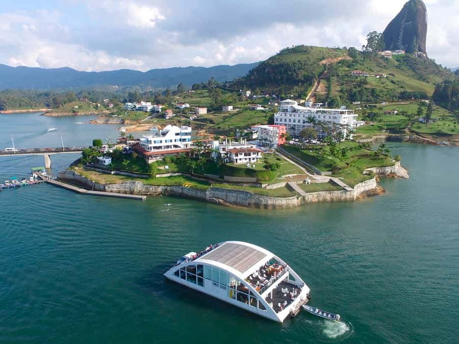 Tour Guatapé: luxury yacht to the stone of Peñol. - Key points at a glance