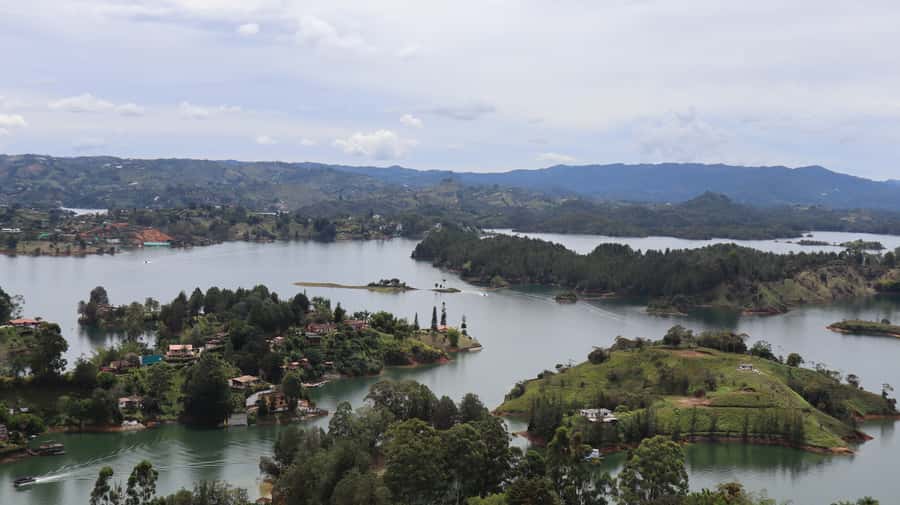Tour Guatapé: luxury yacht to the stone of Peñol. - Leaving your hotel for Guatapé