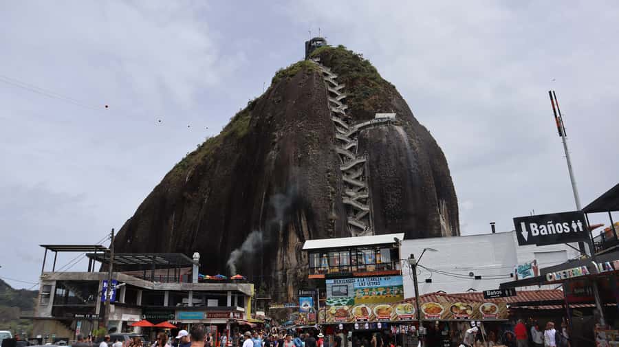 Tour Guatapé: luxury yacht to the stone of Peñol. - Meeting Peñol Rock and its 740 steps