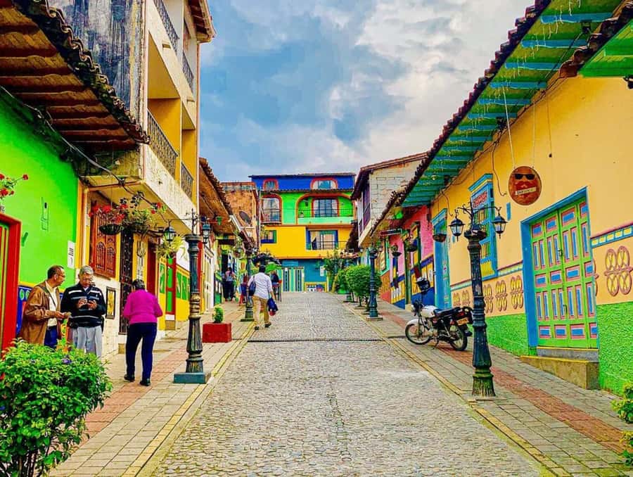 Tour Guatapé - Piedra del Peñol with departure from Medellín - Why Guatapé makes a worthwhile day trip