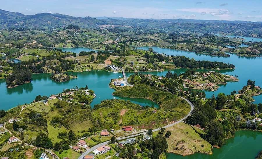 Tour Guatapé - Piedra del Peñol with departure from Medellín - Meeting llamas and other animals near Marinilla