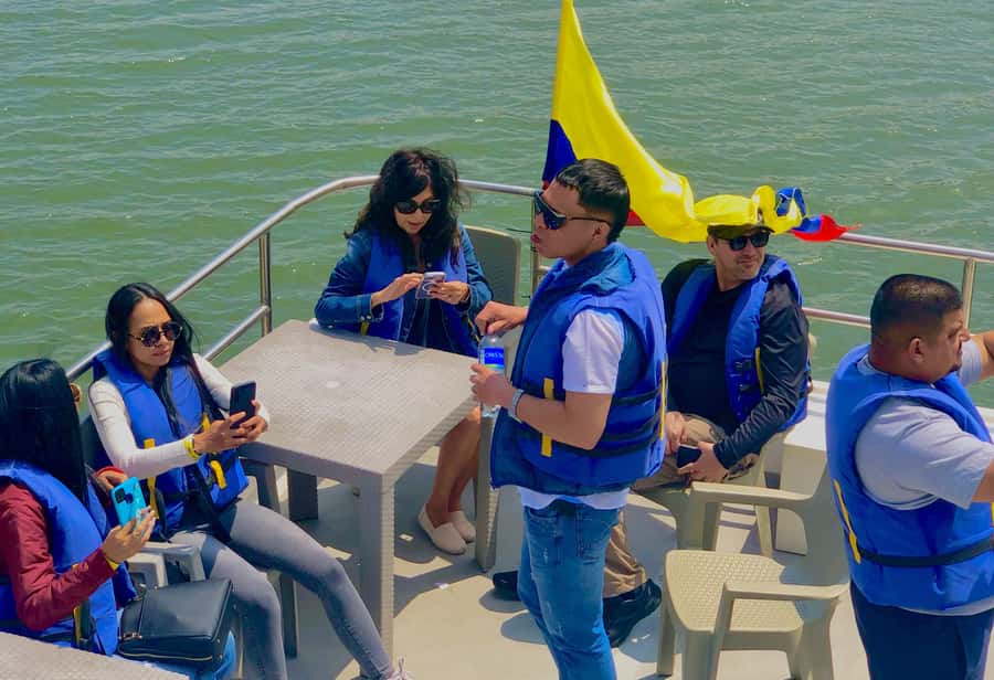 Tour Guatapé - Piedra del Peñol with departure from Medellín - Cruising the Guatapé reservoir for nearly an hour