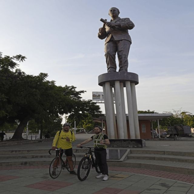 Tour in bike in Barranquilla - Plaza de la Aduana and San Nicolás Church