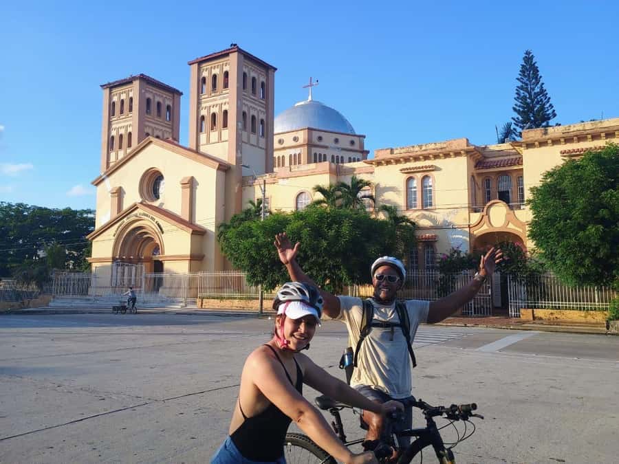 Tour in bike in Barranquilla - Plaza de la Paz and the El Prado neighborhood