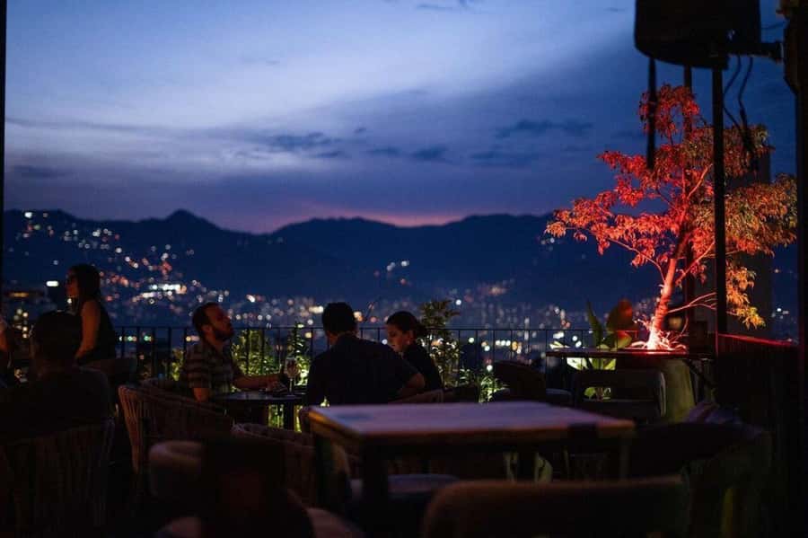 Tour Medellín: Commune13 and Pablo Escobar + Rooftop - One day, two very different Medellíns