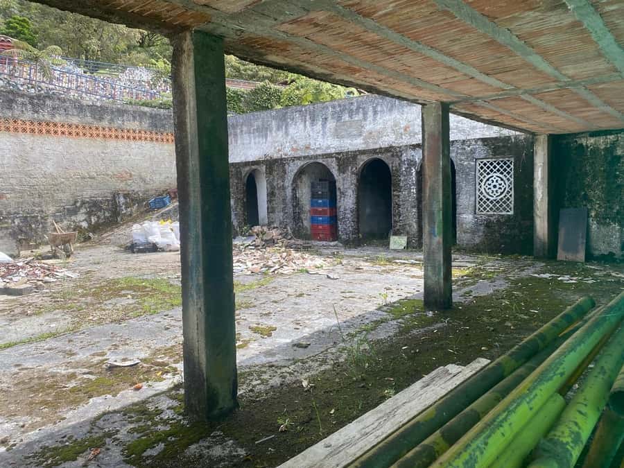 Tour Medellín: Commune13 and Pablo Escobar + Rooftop - A quiet stop at the cemetery