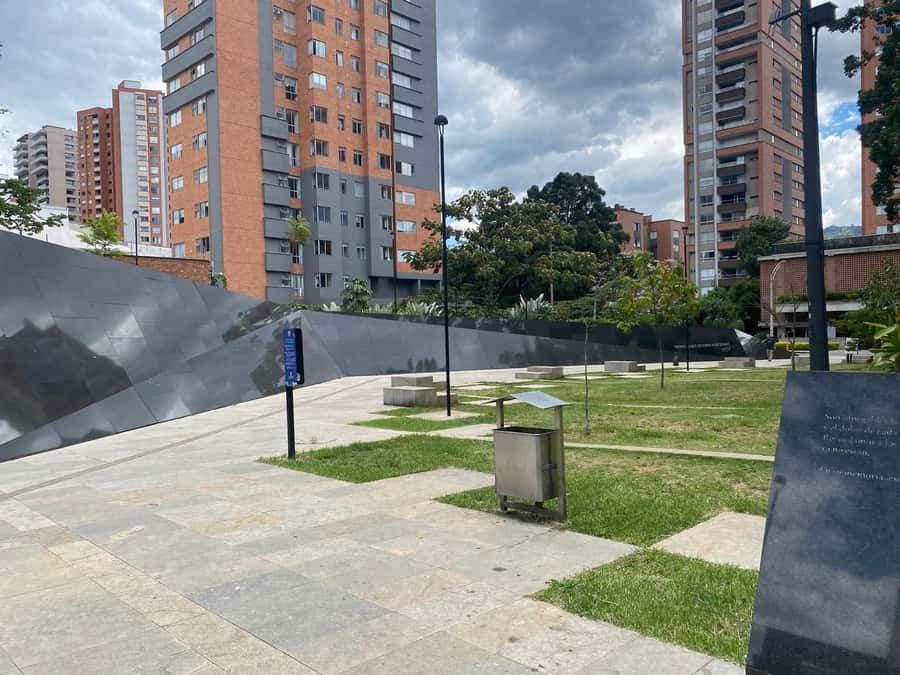 Tour Medellín: Commune13 and Pablo Escobar + Rooftop - Beer, Cuba libre, or water with a city view