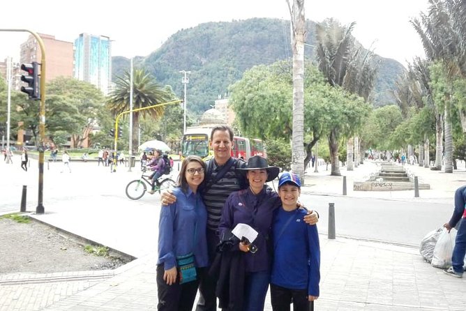Tour Nocturno de Tejo y Salsa en Bogotá - Service style and the human side of the tour