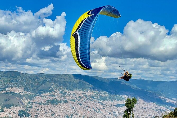 Tour Paragliding in Medellín. - The takeoff: brief, active, and nerve-racking
