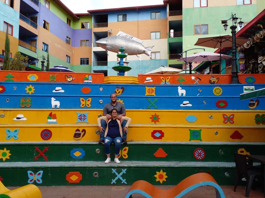 Tour Peñol-Guatape privado: con desayuno, almuerzo y bote - The old town replica and a difficult local story