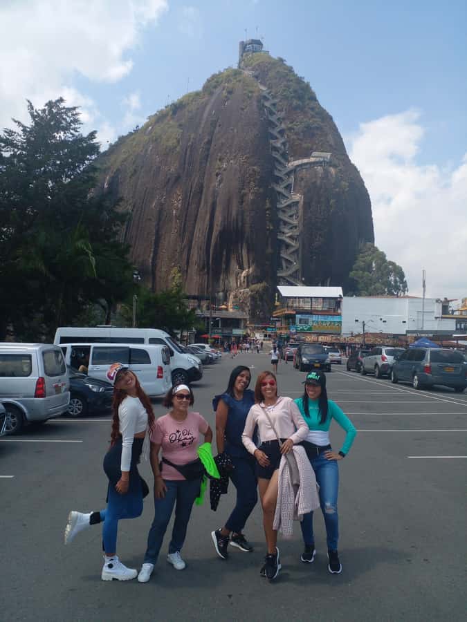 Tour Peñol-Guatape privado: con desayuno, almuerzo y bote - Guatapé’s zócalos and painted streets