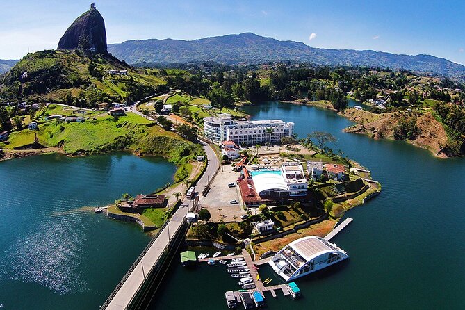 Tour to Guatape, Piedra del Peñol, lunch, snacks boat trip - Breakfast begins with strawberries and hot chocolate