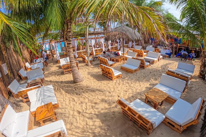 Visit in Cartagena Playa Blanca in Baru Island - The short walk into Playa Blanca