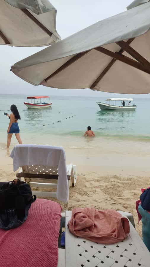 Vive un día en Playa Tranquila Barú, Cartagena - Swimming in clear water and choosing extra activities