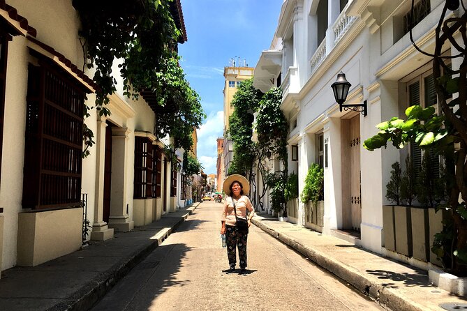 Walking tour of the magical city of Cartagena. - The cathedral and Bolívar Square